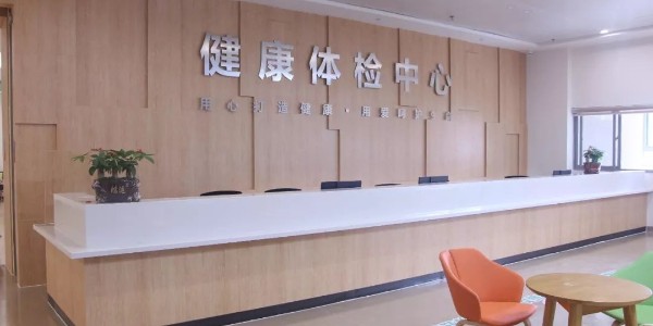 3）熟悉醫院建筑情況，根據建筑平面圖確定空調、通風安裝的位置，根據使用時間、潔污程度、特殊要求等，來劃分空調通風安裝，安裝配置要科學，不能過大不能過小，安裝要控制方便，對潔凈度有要求、嚴重污染房間應分別獨立自成一個安裝。 4）空調、通風安裝安裝，必須要遵循一個條件：潔、污獨立，避免出現交叉感染的情況。 5）醫院中央空調安裝回風口應該設置低、中效過濾器，新風安裝需根據室外空氣潔凈等級設置粗效過濾網、中效二級過濾器。